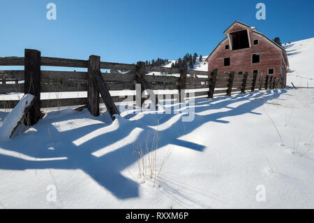 Scheune und Corral, Wallowa County, Oregon. Stockfoto