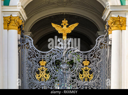 Schmiedeeiserne Tor des Winter Palace Eremitage in Sankt Petersburg, Russland mit dem russischen Wappen der kaiserlichen DOUBLE HEADED EAGLE und monogramme von Emp Stockfoto