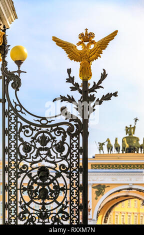 Russische Wappen der kaiserlichen DOUBLE HEADED EAGLE auf das schmiedeeiserne Tor des Winter Palace Eremitage in Sankt Petersburg, Russland mit den Bogen von T Stockfoto