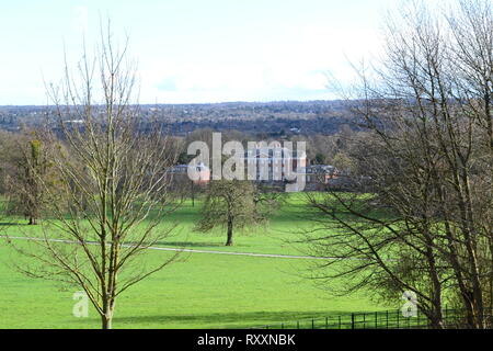 Blick über den Nachlass von chevening Haus, Kent, in der Nähe von Sevenoaks, im März. Die c. 17 Inigo Jones House wird von der Regierung eingesetzt. Durch die North Downs Way Stockfoto