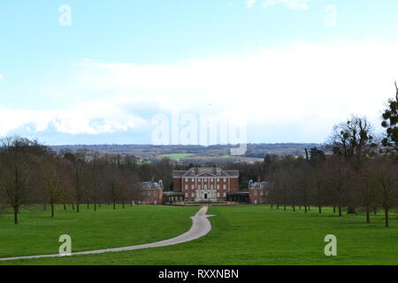 Blick über den Nachlass von chevening Haus, Kent, in der Nähe von Sevenoaks, im März. Die c. 17 Inigo Jones House wird von der Regierung eingesetzt. Durch die North Downs Way Stockfoto