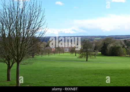 Blick über den Nachlass von chevening Haus, Kent, in der Nähe von Sevenoaks, im März. Die c. 17 Inigo Jones House wird von der Regierung eingesetzt. Durch die North Downs Way Stockfoto