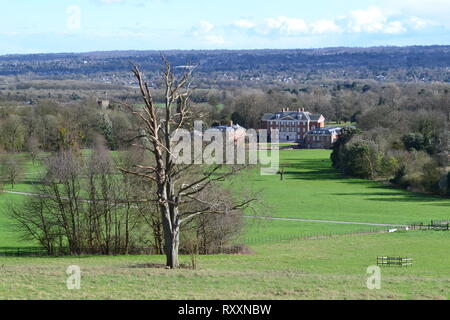 Blick über den Nachlass von chevening Haus, Kent, in der Nähe von Sevenoaks, im März. Die c. 17 Inigo Jones House wird von der Regierung eingesetzt. Durch die North Downs Way Stockfoto