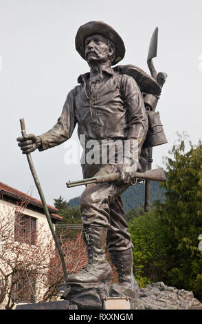 Bronzestatue "Der Prospektor" von Bildhauer Alonzo Victor Lewis vor der Pioneer Home in Sitka, Alaska, USA Stockfoto