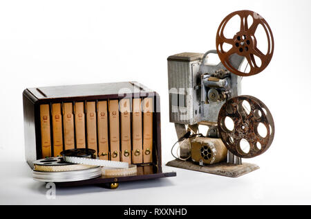Alte 16-mm-Film Holz- Aufbewahrungsbox und Rollen aus den 1940er Jahren. Stockfoto