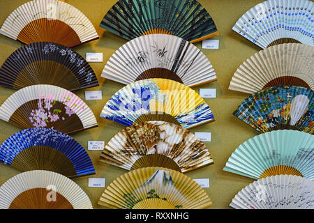 KYOTO, JAPAN-23 FEB 2019 - traditionelles Papier Fans in einem Kunsthandwerksladen in Kyoto, Japan. Stockfoto