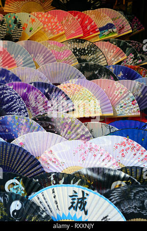 KYOTO, JAPAN-23 FEB 2019 - traditionelles Papier Fans in einem Kunsthandwerksladen in Kyoto, Japan. Stockfoto