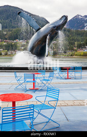 Full-scale Statue einer Verletzung Buckelwal in Bürgermeister Bill Overstreet Park, die Skulptur ist von Artist überspringen Wallen und ist in einem Brunnen neben dem Juneau, Alaska, USA eingestellt Stockfoto
