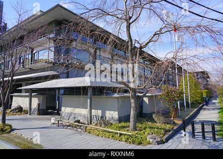 KYOTO, JAPAN-23 FEB 2019 - Ansicht des Ritz Carlton Kyoto, ein Luxushotel auf Nijo-Ohashi Hotori, in Kyoto, Japan. Stockfoto