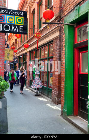 Fan Tan Alley ist eine sehr schmale Shopping Straße und beliebte Touristenattraktion in der Chinatown von Victoria, Britisch-Kolumbien, Kanada Stockfoto