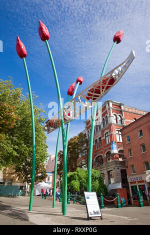 Skulpturale Installation von Landschaft Künstler und Bildhauer Illarion Galant mit dem Titel "Handel Kanu" und in der Bastion Square, Victoria, British Columbia, Kanada Stockfoto
