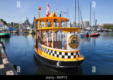 In Anlehnung an den Stil der legendären Taxis in New York City, H2O mit dem Taxi von der Victoria Harbour Fähre unternehmen und Fähren Passagiere zu einem Dutzend Stationen in Victoria's Inner Harbour, Victoria, British Columbia, Kanada betrieben Stockfoto