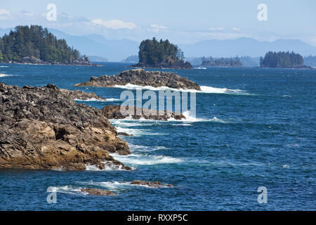 Insel verstreut im Pazifischen Ozean Küste vom Wild Pacific Trail in Ucluelet, Vancouver Island, British Columbia, Kanada gesehen Stockfoto