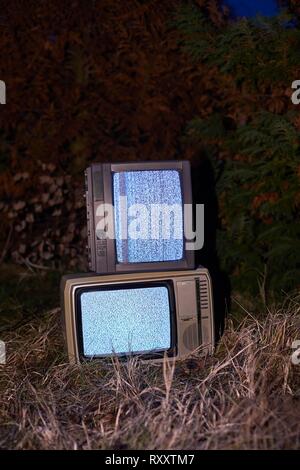 TV kein Signal im Gras Stockfoto