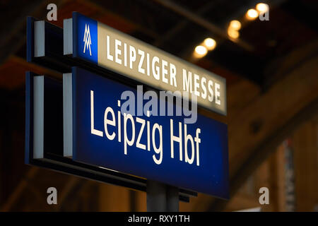 Leuchtreklame mit der Aufschrift 'Leipziger Hauptbahnhof' Stockfoto