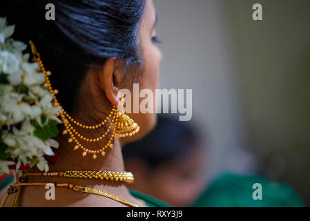 Traditionelle indische Hinduistische Braut mit Frisur und Ornamente. Stockfoto