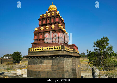 Shiva und Ganesh Tempel Komplex auf der anderen Seite des Flusses gegenüber Vitthal Tempel, Palashi, Parner, Ahmednagar. Stockfoto