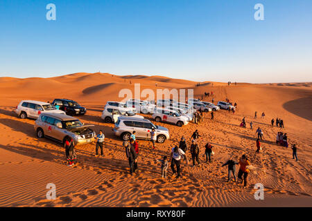 Dubai Desert Safari, auch genannt Dune Bashing in Dubai, Vereinigte Arabische Emirate Stockfoto