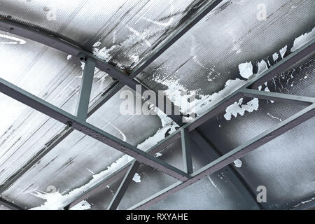 Lagerhaus verwitterte alte Decke mit Holzbalken, closeup Ansicht von unten Stockfoto