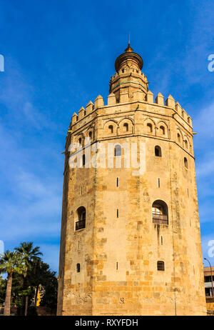 Sevilla, Spanien-Dez 2018: Ansicht von unten auf das Torre del Oro (Turm von Gold), einer militärischen Wachturm im ersten Drittel des 13. Jahrhunderts Stockfoto