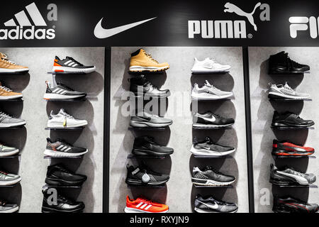 Deutschland - 27. Februar 2019: Die Nike, Puma und Fila schwarzer Mann Sneakers auf der Shell im Shop. Modische Schuhe Schuhe Stockfotografie - Alamy