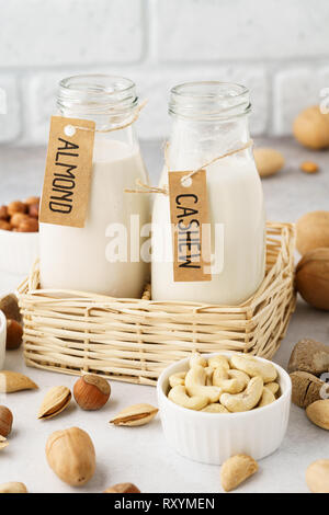 Vegan Milch von Muttern in Glasflaschen mit Tags - Mandel- und Cashew. Hausgemachte gesundes Essen. Stockfoto