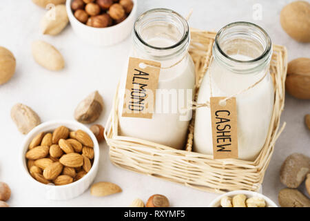 Vegan Milch von Muttern in Glasflaschen mit Tags - Mandel- und Cashew. Hausgemachte gesundes Essen. Stockfoto