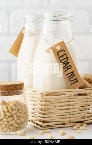 Cedar Mutter Milch in der Flasche mit Tag und Rohstoffe. Hellen Hintergrund. Stockfoto