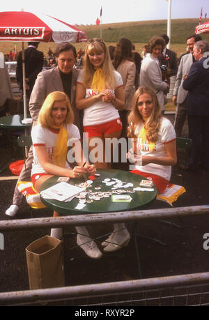 1974, Promotion des Sponsors Mädchen an der Tour de France Zyklus 1974 Rennen, britischen Bühne, Plymouth By-pass, England. Stockfoto