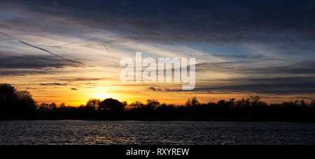 Sonnenuntergang über dem Meare in Ulfborg, Suffolk, England, UK. Stockfoto