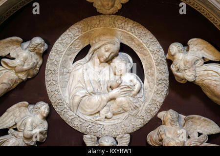 Madonna mit vier Engeln, Grab von Filippo Strozzi, Marmor, von Benedetto da majano, Santa Maria Novella Principal dominikanische Kirche in Florenz, Italien Stockfoto
