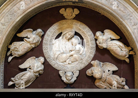 Madonna mit vier Engeln, Grab von Filippo Strozzi, Marmor, von Benedetto da majano, Santa Maria Novella Principal dominikanische Kirche in Florenz, Italien Stockfoto