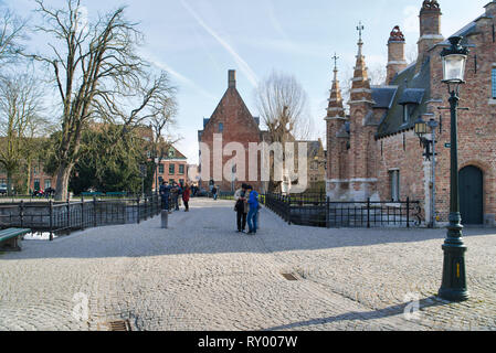 Brügge, Belgien - 17. FEBRUAR 2019: Spaziergang durch die Stadt, Sehenswürdigkeiten, touristische Route. Mittelalterlichen Gebäuden und Wasser, TV Stockfoto