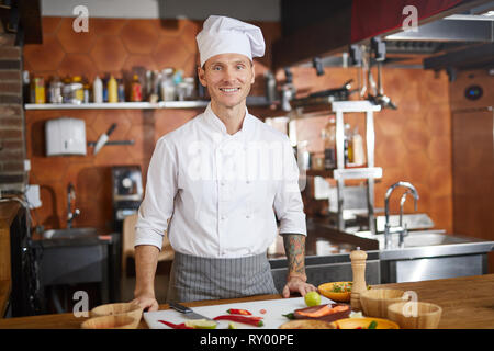 Professioneller Koch posiert Stockfoto