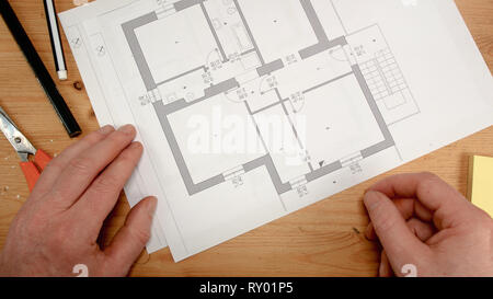 Ansicht von oben, Innenarchitekten Hand simuliert die Wände eines Hauses plant, für Themen wie Gebäudesanierung, Design, neues Heim und Familie ideal Stockfoto