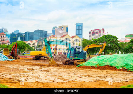 Baustelle Maschinen und graben Bagger arbeiten an Singapore Downtown street Stockfoto