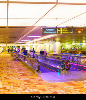 Singapur - Januar 16, 2017: Menschen in Bewegung auf der Travelator mit Gepäck am Flughafen Changi, Singapur Stockfoto