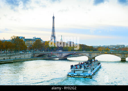 Touristenboot an der Sienna Fluss, Skyline von Paris mit dem Eiffelturm im Hintergrund, Frankreich Stockfoto