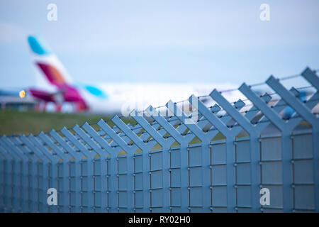 Internationaler Flughafen Düsseldorf, DUS, Sicherheitszaun mit Stacheldraht, Stockfoto