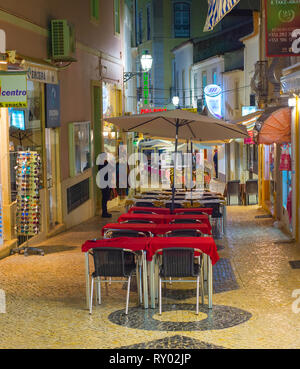 LAGOS, PORTUGAL - Oktober 29, 2018: Street Restaurants auf schmalen Abend Altstadt von Lagos, Portugal Stockfoto