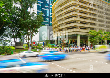 Rush Hour in Singapore Downtown Core, Masse von Geschäft Leute an der Kreuzung, Auto Verkehr auf der Straße, der modernen Architektur Stadtbild Stockfoto