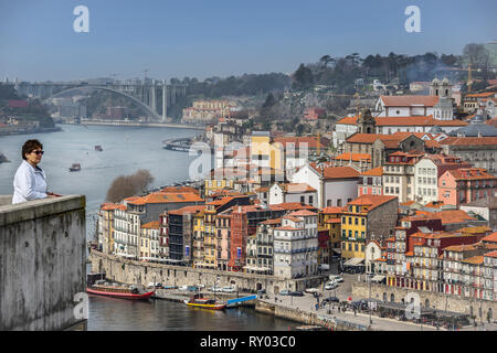 Blick über den Fluss Douro Riberia in Porto, Portugal Stockfoto