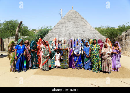 Tharparkar Sindh, Pakistan - März 2019: Thar Frauen in bunten Kleid vor ihrer ländlichen Haus für Bild in Thar Pakistan gesammelt Stockfoto