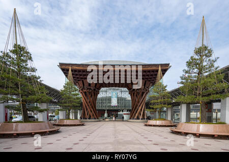 Kanazawa, Japan - 15. Februar 2019: Tsuzumimon Tor Wahrzeichen von Kanazawa ist direkt vor dem Ausgang Ost von Kanazawa Station entfernt. Stockfoto