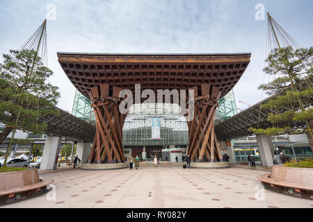 Kanazawa, Japan - 15. Februar 2019: Tsuzumimon Tor Wahrzeichen von Kanazawa ist direkt vor dem Ausgang Ost von Kanazawa Station entfernt. Stockfoto