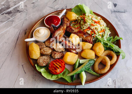Köstliche Vorspeisen restaurahnt für Bier. Restaurant Vorspeisen für Bier eingestellt. Salat, gekochte Kartoffeln, gegrilltem Hähnchen Schenkel Stockfoto