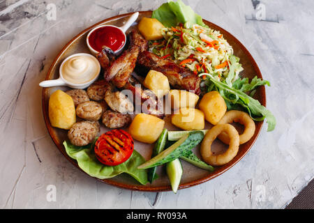 Köstliche Vorspeisen restaurahnt für Bier. Restaurant Vorspeisen für Bier eingestellt. Salat, gekochte Kartoffeln, gegrilltem Hähnchen Schenkel Stockfoto