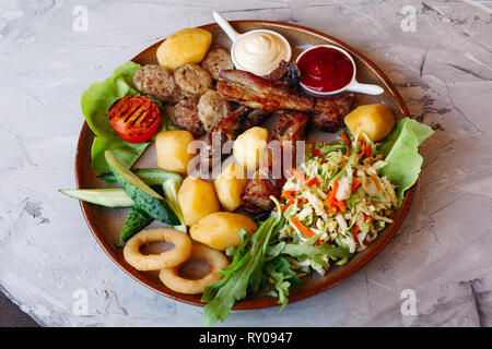Köstliche Vorspeisen restaurahnt für Bier eingestellt. Ketchup und Mayo Festlegung auf Lehm Platte. Stockfoto