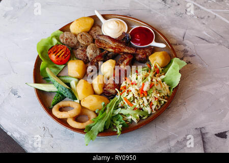 Köstliche Vorspeisen restaurahnt für Bier eingestellt. Ketchup und Mayo Festlegung auf Lehm Platte. Stockfoto