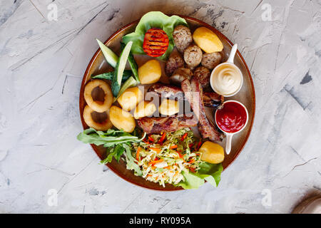 Köstliche Vorspeisen restaurahnt für Bier eingestellt. Ketchup und Mayo Festlegung auf Lehm Platte. Stockfoto